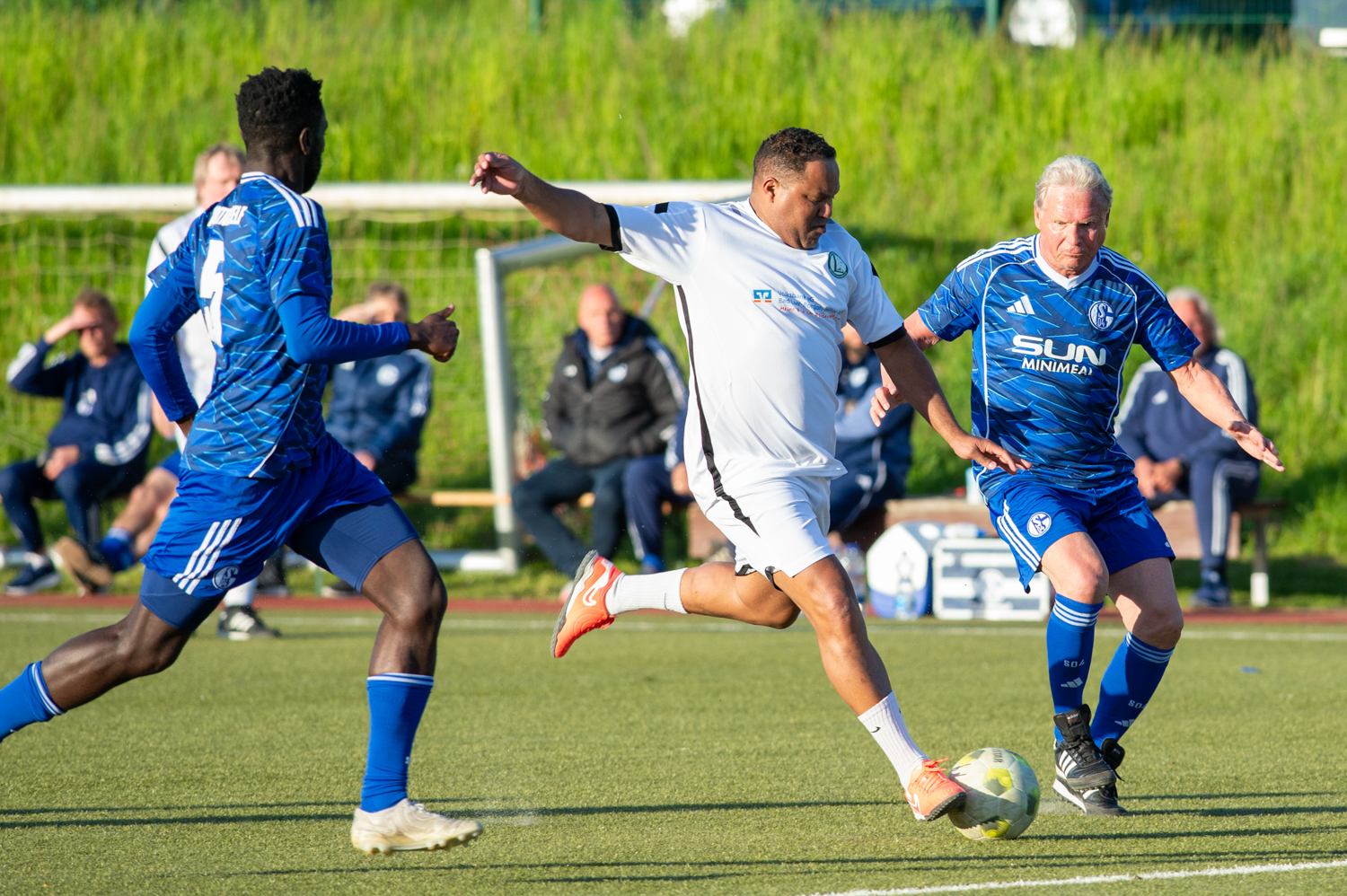 Osnabrück Auswahl gewinnt Legenden Cup mit 3:1 gegen Schalke 04