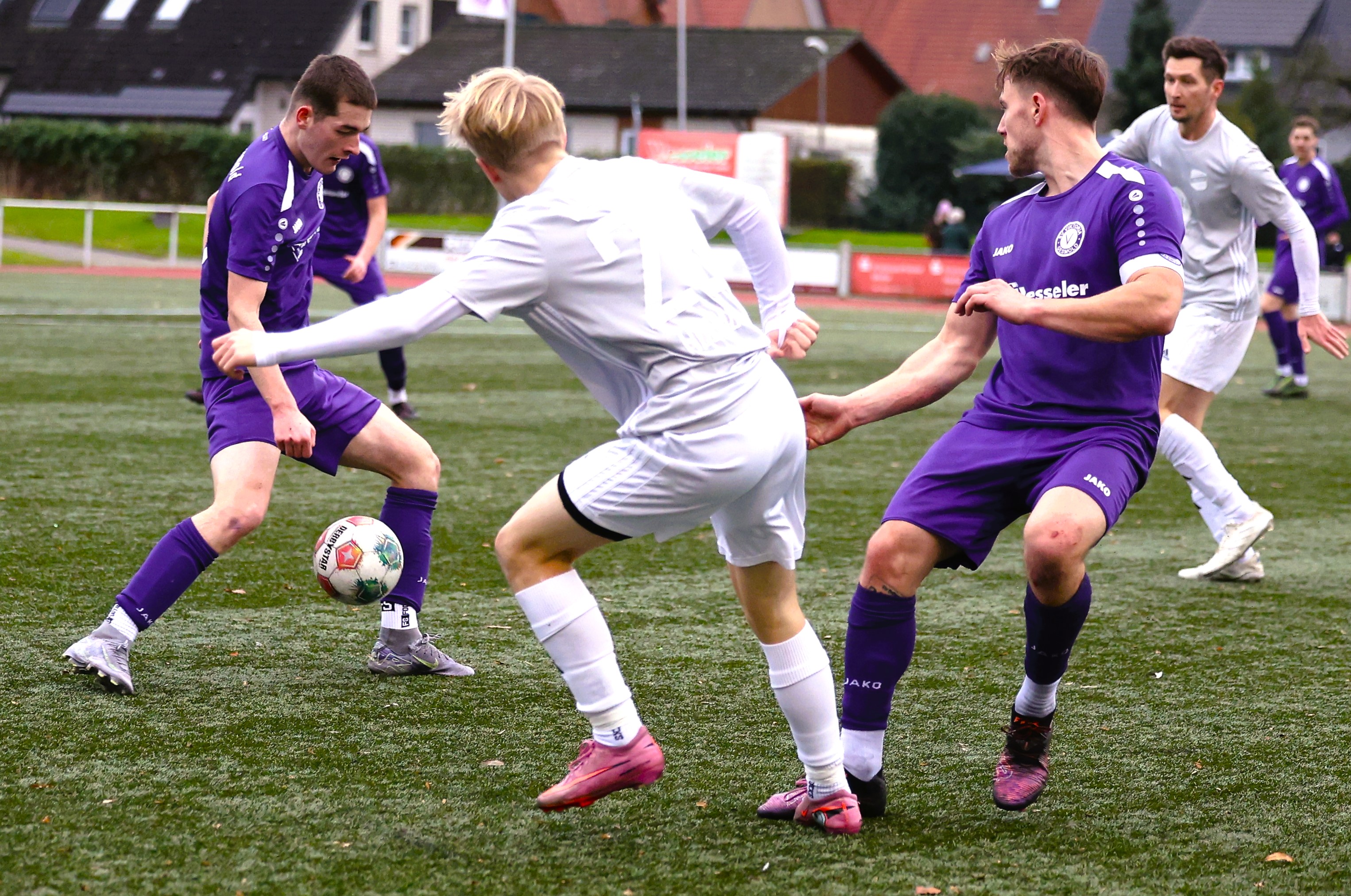 Bezirksliga | 2:0 - Hollage siegt verdient gegen lange in Unterzahl spielende Gesmolder